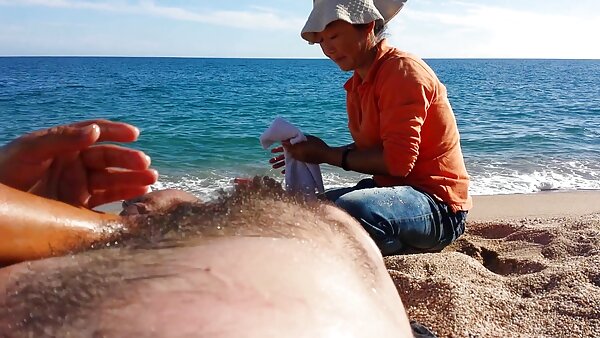 امرأة سمراء غريبة الشعر القصير ترسم على جدار حمام السباحة وهي عارية xnxx جديد مترجم